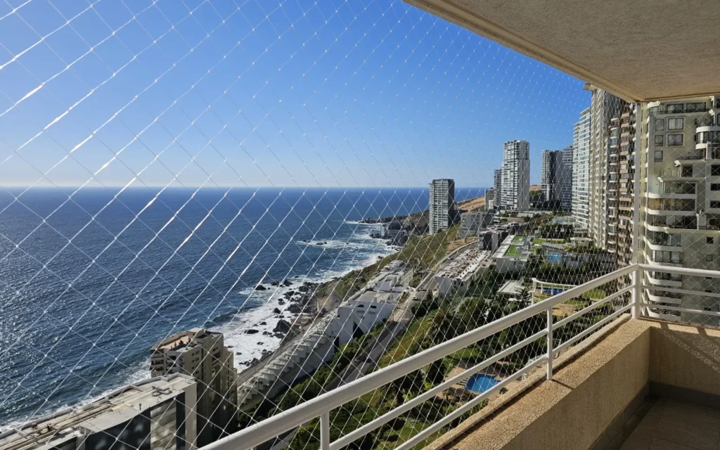 Malla de seguridad instalada en balcón con vista al mar en Viña del Mar